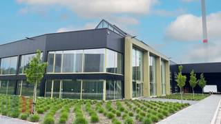 Fantastisch gelegen magazijn van 786 m² met 471 m² kantoren te huur op amper 1,6 km van de op- en afrit 24 'Turnhout-Centrum' van de E34.De loods met...