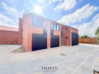 Renovated house with 4 full bedrooms, 2 bathrooms, indoor garage and south-west facing garden in Moerkerke.Thanks to its convenient location in...