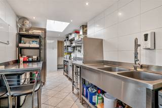 <p><span>TOPPER!!! </span></p><p><span> </span></p><p><span>In de Aalsterse stadsrand bevindt zich dit handelshuis bestaande uit:</span></p><p><span>- Handelspand voor allerlei doeleinden, momenteel gebruikt als frituur, maar kan ook dienen voor andere horeca, boetiekwinkel, kapsalon ... is zeker mogelijk! </span></p><p><span>Aansluitend is er een ruim terras en een afgesloten garage aanwezig.</span></p><p><span> </span></p><p><span>- Woonst op de bovenverdieping met 2 slaapkamers en met mogelijkheid tot uitbreiding naar de zolderverdieping voor een extra kamer.</span></p><p><span> </span></p><p><span>Voor meer informatie of een bezoek, contacteert u Luc van Immo Zone op het nummer 0492/ 46.12. 10. </span></p><p><span> </span></p>