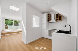<p>A la périphérie de Louvain, à Koetsweg, vous trouverez cette maison rénovée avec une surface habitable de 144 m². La maison est située dans un quartier résidentiel calme et agréable, avec de nombreuses commodités à proximité.<br /><br />La maison a récemment fait l'objet d'une rénovation complète, avec une attention particulière à l'efficacité énergétique et au confort de vie. Par exemple, une pompe à chaleur avec chauffage par le sol a été installée. <br /><br />Au rez-de-chaussée, vous trouverez un espace de vie lumineux avec cuisine attenante, des toilettes pour invités, un local technique et une buanderie séparée. Depuis l'espace de vie, vous bénéficiez d'une belle vue sur la terrasse et le jardin supérieur, orienté au sud-est. Les jours ensoleillés, c'est l'endroit idéal pour se détendre ou profiter d'un barbecue.<br /><br />Au premier étage se trouvent deux chambres à coucher et une salle de bains. Le deuxième étage a été converti en une troisième chambre spacieuse. <br /><br />Cette propriété est entièrement prête à être emménagée et vous offre l'opportunité de profiter immédiatement de tout le confort contemporain sans aucun souci. <br /><br />Vous vous voyez<span><strong>déjà vivre ici ? N'hésitez pas à contacter Jacky à </strong></span><span><strong>jacky@connect-immo.be</strong></span><span><strong> ou au 0495 53 46 49<br /><br />EPC</strong></span>: 93 kWh/m²an - label A - 3584556</p>