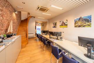 Uniek gelegen handelspand en appartement op een ideale locatie in het commerciële centrum van Brugge, met een karakteristieke trapgevel die het...