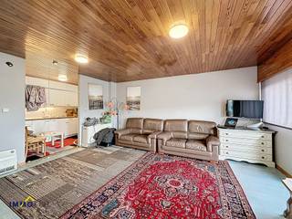 <p><strong>Ruime woning met tuin te Aalst!</strong> <br /><br />Op het gelijkvloers bevindt zich een <strong>woonkamer met open keuken</strong>,<strong> badkamer, apart toilet, praktische wasplaats en een slaapkamer. </strong>De eerste verdieping vormt een tweede volwaardige woonkamer met eigen keuken, badkamer, een slaapkamer én een aangenaam terras. <br /><br />De bovenste verdieping biedt nog twee slaapkamers, een derde keuken, apart toilet en een badkamer en beschikt eveneens over een eigen terras. Achteraan geniet je van een ruime tuin met een gezellig terras. Bovendien is er ook een kelder aanwezig.</p>
<p>Momenteel is <strong>een deel van het gebouw verhuurd. </strong>Dankzij de flexibele indeling, het grote woonvolume, meerdere terrassen en de voorzieningen op elke verdieping biedt deze woning tal van mogelijkheden voor grote gezinnen, samenwonende generaties, ... De energieprestaties zijn als volgt: 530 kWh/m²/jaar, 371 kWh/m²/jaar, 555 kWh/m²/jaar.</p>
<p>De woning is <strong>centraal gelegen</strong>, op korte afstand van scholen, winkels (bakker, beenhouwer, …), centrum Aalst en openbaar vervoer (bushalte en station). Voor meer info en/of een bezoek ter plaatse, contacteer Tijl via <strong>tijl@immotijl.be </strong>of <strong>0477 44 86 11</strong>.</p>