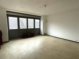 Dit appartement op de derde verdieping biedt een aangename woonomgeving met veel licht en een uitstekende bereikbaarheid.De inkomhal geeft toegang...