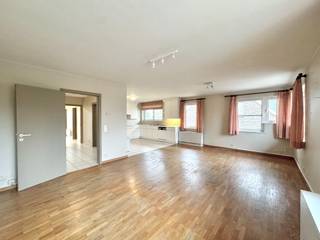Loftachtig ruim appartement op 136 m² met zonneterras van 40 m²; Enig appartement in het gebouw; Indeling: inkom met technische berging en traphal naar inkomhal op eerste verdieping; Apart toilet met handwasser; Ruime lichtrijke woonkamer met plaats voor salon en eetplaats; Open witte leefkeuken met alle comfort: koelkast, microgolfoven, dubbele gootsteen met druipzone, ceramische kookplaat, afzuigkap, vaatwas,..; Nachthall met dressing; Badkamer met dubbele wastafel, ligbad, douche; Slaapkamer met kastruimte; Doorgang naar groot terras met kleine berging; Overal dubbele beglazing; Verwarming op elektriciteit met degelijke accumulatoren van Thermelec met regelbare temperatuur via idem thermostaat; Degelijk geïsoleerd goed; Beschikbaar: 1 AUGUSTUS 2026; Geen syndickosten; Huur appartement + 1 parking voor de deur (doorgang bedrijf moet vrij blijven): 795 EUR per maand exclusief elektriciteit/ internet + maandelijkse provisie water: 20 EUR; Huurwaarborg: 3 maanden; Huisdierenpolicy: geen grote dieren noch dieren die lang alleen dienen te zitten; Info en bezoek: info@elet.immo.