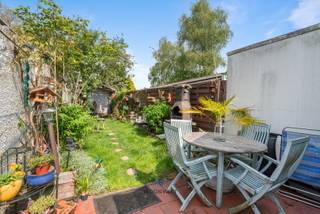 Ben je op zoek naar een instapklare stadswoning in Zele? Lees dan zeker even verder!<br /><br />Indeling:<br />GLV: Inkomhal, berging, woonkamer ingericht met zitplaats en eetplaats, keuken, badkamer met inloopdocuhe en wastafel en tuin<br />1eV: Overloop, berging, slaapkamer 1, slaapkamer 2.<br />Zolder: Ingericht als derder slaapkamer.<br /><br /><br />TROEVEN:<br />- Instapklaar<br />- Centrale ligging<br />- Drie slaapkamers<br />- Ook ideaal als investering, momenteel verhuurd.<br /><br />Wil je meer info of een bezoek? Contacteer Senne op 0499 47 10 68 of via Senne@woonvast.be