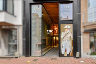 À louer: Commerce récent avec mezzanine à un emplacement de choix à KnokkeCe commerce moderne est idéalement situé dans un quartier très commercial, au 172 Lippenslaan, Knokke, sur le côté ensoleillé de la rue.Caractéristiques: Superficie locative totale de ± 100 m², comprenant une mezzanine et espace supplémentaire: Cave/espace de stockage de 50 m². L'aménagement: L’aménagement actuel peut être repris auprès du locataire actuel (optionnel).Coûts: Précompte immobilier (forfaitaire): 100 € par mois, à charge du locataire. Et frais de syndic à charge du locataire.Conditions: Les activités générant des nuisances sonores ou olfactives ne sont pas autorisées.Situé dans une zone commerciale animée, entouré de magasins renommés tels que Boulangerie Lefevere, Hema, Di, April, Van Den Borre, LS Fashion, et bien d'autres.Son emplacement ensoleillé offre une expérience agréable pour vos clients.Contactez-nous pour plus d'informations ou pour organiser une visite !Contactez Nathalie Colpaert, mobile 0495/62 18 81, mail : info@immocnc.be.