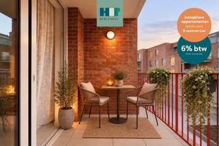 BEZOEK DE NIEUWE MODELWONING EN INGERICHTE APPARTEMENTEN – 6% btw mogelijk<br /><br />We nodigen je uit om wonen op zijn best te ervaren. Ontdek de nieuwe ruime modelwoningen (4 slpk) en verschillende ingerichte appartementen, midden in het autovrije binnengebied. Ook de tuin, een rustige oase in de stad, wordt momenteel volop aangelegd. Ruimte, rust, licht en comfort staan deze keer centraal, precies zoals wonen in Hof Berlamuze bedoeld is.<br /><br />Dit project geniet van het verlaagde btw-tarief van 6% btw voor sloop en heropbouw, onder voorwaarden. NIEUW: niet alleen wie een Hof Berlamuze appartement of woning koopt voor eigen bewoning, maar ook investeerders (particulier of vennootschap) kunnen nu van dit gunsttarief genieten. (www.hofberlamuze.be/6btw)<br /><br />De werken zitten in een vergevorderde fase en de modelappartementen zijn klaar voor uw bezoek. Kom zelf de hoogwaardige afwerking en het wooncomfort ontdekken in deze inspirerende, nieuwe woonomgeving.<br /><br />Hof Berlamuze telt zeven stijlvolle laagbouw woongebouwen, harmonieus ingepast rond een centraal binnenhof met veel groen en rust. Het aanbod is divers: van comfortabele appartementen met 1 slaapkamer tot ruime gezinswoningen met 4 slaapkamers.<br />Hier woon je vlak bij de muziekschool en middenin het kloppende hart van Lier – waar cultuur, natuur en water samenkomen.<br /><br />Hof Berlamuze: hier zit muziek in jouw toekomst!<br /><br />Info:<br />www.hofberlamuze.be<br />Een persoonlijke afspraak?<br />www.hofberlamuze.be/maak-afspraak/ - wonen@fidesinvest.be - t 03 232 54 00<br /><br />Dit lichtrijke appartement beschikt over één slaapkamer en een aangename woonkamer met grote raampartijen die uitgeven op het terras, waardoor u de hele dag kan genieten van een overvloed aan natuurlijk licht. De open keuken met eethoek vormt een gezellige leefruimte, ideaal voor dagelijks comfort en ontspanning.<br />De badkamer is ensuite verbonden met de slaapkamer en uitgerust met een moderne inloopdouche en een stijlvol lavabomeubel. Verder beschikt het appartement over een praktische berging en een apart toilet.<br />Het zonnig terras biedt de perfecte plek om te genieten.<br /><br />Info? www.hofberlamuze.be. Een afspraak? www.hofberlamuze.be/maak-afspraak/ - wonen@fidesinvest.be - t 03 232 54 00.