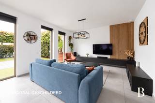 Locatie
De woning is gelegen in de Kerkstraat in Waasmunster. In de buurt zijn voldoende parkeermogelijkheden aanwezig, wat handig is voor een tweede wagen of wanneer je bezoek ontvangt.
Dankzij de combinatie van een centrale ligging, een eigen garage en het comfort van een recente woning is dit een aangename uitvalsbasis voor wie op zoek is naar praktisch en comfortabel wonen.
Indeling
Op het gelijkvloers vormt de lichtrijke leefruimte het hart van de woning. Grote raampartijen trekken veel natuurlijk licht naar binnen en zorgen voor een mooie verbinding met de zuidgerichte tuin. De gunstige oriëntatie maakt het hier aangenaam vertoeven, zowel binnen als buiten. Daarnaast beschikt de woning over een garage met extra mogelijkheden voor fietsen en opbergruimte.
Op de eerste verdieping bevinden zich drie ruime slaapkamers, een volwaardige badkamer en een afzonderlijke berging.
De zolderverdieping werd optimaal benut en herbergt de vierde én grootste slaapkamer. Op dezelfde verdieping bevindt zich een tweede, afzonderlijke badkamer die volledig ten dienste staat van deze slaapkamer. Extra opbergruimte maakt deze verdieping compleet. Ideaal als master bedroom, maar evengoed geschikt als tienerkamer of gastenverdieping.
Met een bewoonbare oppervlakte van 197 m² biedt deze woning een mooie combinatie van wooncomfort en praktisch ruimtegebruik. Bovendien bevindt ze zich sinds de bouw in 2018 nog steeds in uitstekende staat, waardoor je hier meteen je intrek kunt nemen.
Troeven
Recente en uitstekend onderhouden woning uit 2018
197 m² bewoonbare oppervlakte
Zuidgerichte tuin
Veel natuurlijke lichtinval
4 ruime slaapkamers
2 badkamers
Garage
Praktische berg- en opbergruimte
Halfopen bebouwing
Voldoende parkeergelegenheid in de buurt
Een recente woning met een doordachte indeling, veel natuurlijk licht en plaats voor het hele gezin. Kom langs en ontdek zelf wat deze woning te bieden heeft!
Voor meer informatie of een gratis waardebepaling van uw vastgoed kan u een aanvraag invullen op onze website of even bellen op het nr. 03/345.88.99.