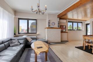 <span><strong>BEZOEK INPLANNEN ENKEL MOGELIJK VIA MAIL/CONTACTAANVRAAG.<br /><br />Duplex met twee slaapkamers, tuin en garage.</strong> <br /><br /><strong>Indeling: <br /></strong>Via de trap komen we op de eerste verdieping met een aparte hal. Vanuit de hal kunnen we de lichte leefruimte betreden. Deze is uitgerust met airco en geeft de toegang tot de recente keuken, voorzien van: combi-oven, gasvuur, dampkap, ijskast met vriesvak, natuurstenen werkblad en voldoende kastruimte. Via de nachthal is er nog de toegang tot de eerste slaapkamer en tot de badkamer. De badkamer is uitgerust met ligbad, wastafel, toilet en voorzieningen voor wasmachine en droogkast. Via de hal en de vaste trap bereiken we de tweede verdieping. Deze is ingedeeld met een bureaukamer, de tweede slaapkamer en een bergruimte. <br /><br /><strong>Bijzonderheden:</strong> <br />Airco in de leefruimte. <br />Ruime tuin en staanplaats in garagebox inclusief huurprijs.<br />EPC: 385 kWh/(m² jaar). <br /><br /><strong>Ligging:</strong> <br />Gelegen te Wommelgem met een goede bereikbaarheid maar tevens ook nabij groen (Fort Wommelgem/natuurgebied Koude Beek). Nabij grote invalswegen en een vlotte verbinding naar omliggende gemeenten en in de nabije omgeving van scholen, winkels en horeca-aangelegenheden.</span>