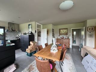 <p>Volledig afgewerkte en instapklare nieuwbouwwoning gelegen aan de rand van Wondelgem dichtbij openbaar vervoer, scholen, winkels en R4. De woning omvat een inkom met afzonderlijke fietsstalling/berging - living met zicht op terras en tuin - open ingerichte keuken - achterinkom/wasplaats - gastentoilet. Boven zijn er drie ruime slaapkamers voorzien van tegels en een badkamer met ligbad, douche en dubbele wastafel - afzonderlijk toilet en berging. De traphal kan tevens gebruikt worden als bureelgedeelte. Voor de woning is er een autostaanplaats voorzien. De woning is ook zeer energie zuinig! Huisdieren zijn niet toegelaten.</p><p> </p><p>Een bezoek kan uitsluitend worden aangevraagd via onze website: http://www.vastgoeddevos/te-huur, klik het pand aan en klik vervolgens op "Maak een afspraak".</p>