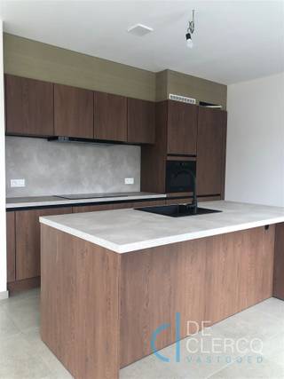 <p><span>Prachtige nieuwbouw woning TE HUUR op een toplocatie tussen Lochristi centrum en Zaffelare dorp. Deze perfect afgewerkte pastorijwoning is gelegen in de Oude Veldstraat, op fietsafstand van Lochristi en Zaffelare Dorp en nabij alle handelszaken en invalswegen. U betreedt de woning langs de inkomhal met gastentoilet. De leefruimte heeft dankzij de grote raampartijen veel natuurlijk lichtinval en een mooi zicht op de aangelegde tuin. De open tijdloze keuken is van alle comfort voorzien (vaatwas, combi-oven, ijskast, inductievuur). Aanpalend aan de keuken is er een ruime berging/wasplaats aanwezig. Op het gelijkvloers vindt u ook nog een bureelruimte terug die eveneens dienst kan doen als extra kamer. Op de eerste verdieping zijn er 3 volwaardige slaapkamers en 2 moderne badkamers met inloopdouche en lavabo en nog een afzonderlijk toilet.</span><br /><span>De tijdloze woning wordt tot in de puntjes afgewerkt: volledig geschilderd, verlichting (bespreekbaar) en een volledig aangelegde en afgesloten tuin met tuinberging.</span><br /><span>De woning beschikt ook over een grote carport en nog voldoende extra parkeerruimte.</span><br /><span>Het pand is zeer energiezuinig, voorzien van zonnepanelen, vloerverwarming, lucht en waterkoeling.</span><br /><span>Deze energiezuinige villa op een goede ligging met zicht op het groen is te huur voor 1.750 euro en onmiddellijk beschikbaar.</span><br /><span>Maak nu uw afspraak via anais@vastgoed-dc.be</span></p>