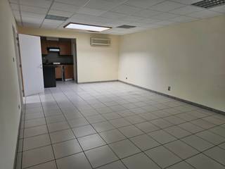 Dit pand is gelegen in een gebouw met diverse kantoorruimtes en gemeenschappelijke inkomhal. Het is ingedeeld in een kantoorruimte met open...