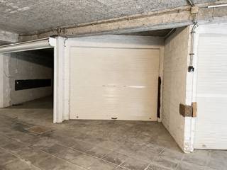 Enkele garagebox op -1 niveau met centrale ligging te Nieuwpoort-Bad, op wandelafstand van de zee, winkels, restaurants en het openbaar vervoer.De...