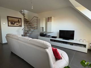 <p>Op wandelafstand van recreatiedomein de Gavers situeert zich dit <strong>duplex appartement</strong>! Het appartement bevindt zich op de tweede en derde verdieping van een <strong>kleinschalig appartementsgebouw</strong>, is voorzien van een <strong>lift</strong>, beschikt over ventilatiesysteem C, gepantserde deur, toilet aangesloten op regenwaterput én zeer praktisch ingedeeld. Het appartement beschikt over 2 slaapkamers, een ruime badkamer, apart toilet en geïnstalleerde keuken. De <strong>lichtinval</strong> en het Het <strong>terras</strong> met zicht op het natuurgebied zorgt voor een extra pluspunt en bevindt zich bovendien op het niveau van de slaapkamer, waardoor u optimaal kunt genieten van de rust en het groene uitzicht.. Energielabel <strong>B</strong> - Gemeenschappelijke <strong>fietsberging</strong> - Asbestvrij - Elektriciteit conform! <strong>Mogelijkheid tot aankoop van aparte garage aan 25.000€</strong>. (Maatregelen opgenomen in het maatregelenregister: nee)</p>