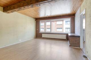 <p>Bent u op zoek naar een verzorgd appartement met 2 slaapkamers, een terras en een praktische indeling, gelegen in een rustige en aangename woonomgeving? Dan is dit appartement aan de Corneel Franckstraat 72 in Deurne zeker het ontdekken waard.</p><p>De woning bevindt zich in Boterlaar-Silsburg, een woonbuurt van Deurne. De omgeving combineert een residentieel karakter met een goede bereikbaarheid. In de ruimere omgeving vindt u winkels, supermarkten, scholen en openbaar vervoer. Ook de belangrijkste verbindingswegen richting Antwerpen en de omliggende gemeenten zijn vlot bereikbaar.</p><p>Voor de dagelijkse boodschappen zijn onder meer Albert Heijn aan de Herentalsebaan en Delhaize Bosuil bereikbaar. Ook scholen en andere voorzieningen bevinden zich in de omgeving.</p><p>Het appartement heeft een bewoonbare oppervlakte van circa 70 m² en maakt deel uit van een gebouw uit 1972. Doorheen de jaren werden verschillende belangrijke elementen vernieuwd, waardoor het appartement een interessante combinatie biedt van hedendaags comfort en een karaktervol gebouw.</p><p>Het appartement beschikt over 2 slaapkamers, ideaal voor een koppel, klein gezin of als combinatie van slaapkamer en thuiswerkruimte. Daarnaast is er een terras, een aangename extra troef om buiten te genieten.</p><p>De gemeenschappelijke kosten bedragen slechts €100 per maand.<br />Dit maakt het appartement interessant voor zowel eigen bewoning als investering.</p><p>Belangrijkste troeven op een rij :</p><p>Keuken vernieuwd in 2014<br />Ramen vernieuwd in 2017<br />Dakisolatie van 2022<br />Elektriciteit conform<br />Centrale verwarming op gas<br />Geen lift<br />Privé nutsvoorzieningen<br />Gemeenschappelijke kosten: €100/maand<br />Rustige ligging in Boterlaar-Silsburg, Deurne<br />Goede verbinding naar Antwerpen en omliggende gemeenten</p><p>Een praktisch en goed onderhouden appartement met 2 slaapkamers, terras én verschillende recente vernieuwingen. Ideaal voor wie op zoek is naar een betaalbare eigen woning of een interessante investering in Deurne.</p>