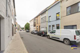 Deze woning gelegen in de Driesstraat 90 te Ledeberg, verkeert in goede staat en biedt volop mogelijkheden voor gezinnen of wie op zoek is naar extra ruimte.<br />De woning beschikt over 3 slaapkamers, waardoor er voldoende ruimte is voor een gezin.<br />De praktische indeling zorgt voor een aangename woonervaring.<br />Achteraan bevindt zich een gezellige koer, ideaal om op zonnige dagen te genieten van het buitenleven, gezellig te tafelen of heerlijk te ontspannen.<br />De woning is goed onderhouden en verkeert in goede staat, waardoor ze meteen kan worden betrokken zonder grote renovatiewerken.<br />Troeven:<br />3 slaapkamers<br />Woning in goede staat<br />Gezellige koer<br />Praktische indeling<br />Ideaal voor gezinnen<br />Gelegen in Ledeberg, nabij winkels, scholen en openbaar vervoer<br /><strong>Bezoekdag Zondag 20 september van 10u tot 12u </strong><strong>Enkel op afspraak => aurelie@dwimmo.be</strong><br /><strong>Startprijs € 315.000</strong><br />Mis deze kans niet en ontdek zelf de mogelijkheden van deze ruime woning in Ledeberg!