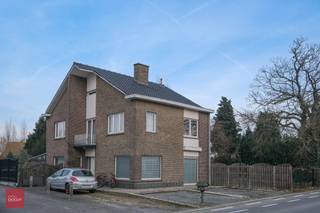 Inkomhal, living, ingerichte keuken, badkamer, kelder, 4 slaapkamers, zolder, veranda, tuinhuis, tuin en parking op ca.900m²