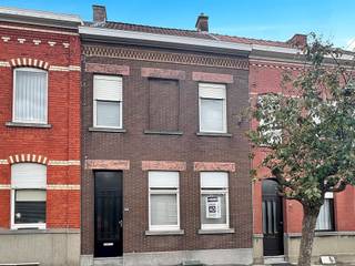 <h1><span>Maison mitoyenne avec hall d'entrée ; séjour avec cheminée à gaz ; cuisine équipée avec évier, plaque de cuisson à gaz, four, réfrigérateur et congélateur ; WC séparé ; salle de bains avec lavabo et douche ;</span></h1><h1><span>Etage : 3 chambres à coucher</span></h1><h1><span>Grenier : accessible par escalier fixe</span></h1><h1><span>Cave</span></h1><h1><span>Jardin avec terrasse couverte, patio, abri de jardin ;</span></h1><p><span> </span></p>