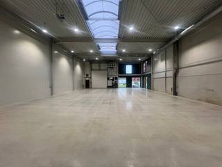 <p><span>De nieuwe bedrijvencampus <strong>"MIJNPARK"</strong> is gelegen op het industrieterrein Centrum-Zuid vlakbij de op- en afrit 29 van de E314 (Aken - Heerlen - Brussel), in het hart van Limburg.<br /><br />Op dit voormalig mijnterrein worden <strong>30</strong> duurzame en kwalitatieve KMO-units/showrooms/kantoren gebouwd met het oog op energie-efficiëntie. </span><span>Een combinatie van polyvalente en compacte panden zorgt voor een verscheidenheid aan oppervlaktes, gaande <strong>van 150m² tot 1900m²</strong>. <br /></span></p>
<p>Duurzaamheid staat centraal op deze bedrijvencampus. Duurzaamheid in de realiteit brengen is een complex verhaal, dat je niet met één modewoord kan vatten. <span>Om de ambitie van de ontwikkelaar kracht bij te zetten, zullen de gebouwen van de Mijnpark Bedrijvencampus </span><strong>BREEAM-gecertificeerd</strong><span> zijn. Dit internationaal systeem meet, beoordeelt en quoteert de duurzaamheid van de gebouwen, en houdt daarbij rekening met een 90-tal parameters. </span>Om hieraan te voldoen zijn alle panden voorzien van alle <strong>technieken.</strong><br /><br /><span>Deze unit heeft een oppervlakte van <strong>386m²</strong> op een terrein van 723m² en heeft <strong>zes </strong>parkeerplaatsen voor de deur. De units worden instapklaar opgeleverd, voorzien van alle technieken zoals <strong>elektriciteit, LED-verlichting, verwarming, warmtepomp en zonnepanelen.</strong><br /><br />KENMERKEN UNIT:<br />- oppervlakte: <strong>386m²</strong><br />- parkeerplaatsen: <strong>6</strong><br />- staalstructuur met geïsoleerde wanden en dak<br />- sectionaalpoort 4m x 4m<br />- technieken: elektriciteit, LED-verlichting, verwarming, warmtepomp en zonnepanelen<strong><br />Optioneel kan er nog 50 of 100m² afgewerkte kantoren voorzien worden!</strong><br /></span><strong><br /></strong><span>Kortom, een ideale ontwikkeling voor ondernemers die op zoek zijn naar een kwalitatieve werk- of opslagplaats en daarbij belang hechten aan een goede locatie en duurzame gebouwen met uitstraling. </span><br /><span><br />Meer info: +32 (0)11 39 90 50 of info@jansenrealestate.be</span></p>