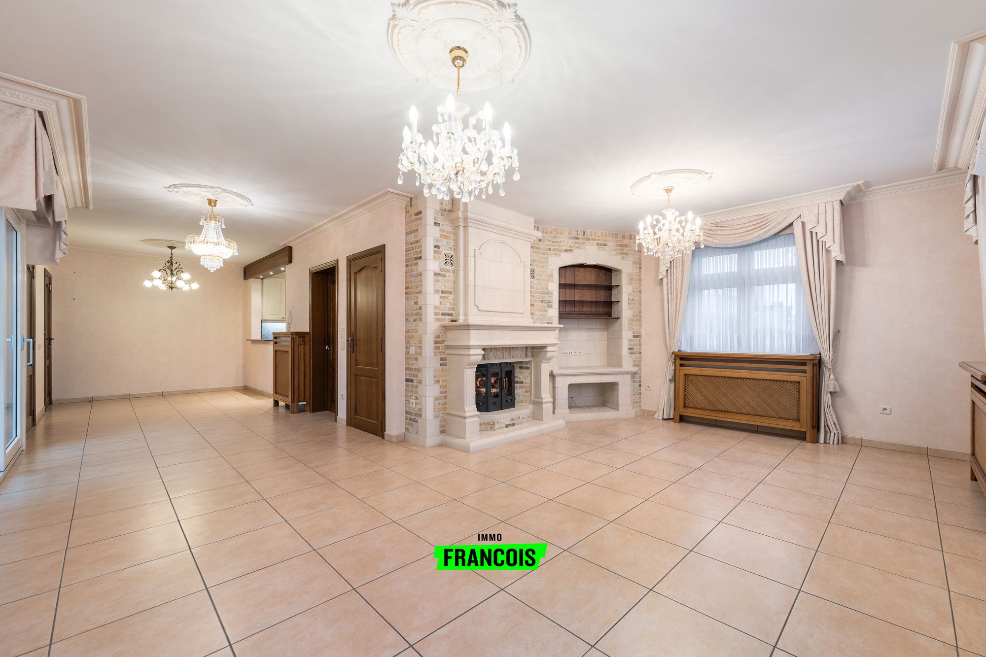 Ruime woning met 3 slaapkamers, veranda en garage op 435 m² te Zedelgem - foto 2