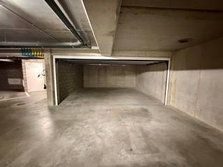 Grand garage double (2 voitures) situé en haut de la colline, avec porte sectionnelle. Pour ceux qui savent se décider rapidement. Idéal pour ceux qui recherchent un espace de rangement ou un parking dans un emplacement de choix à Oostduinkerke.