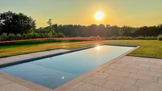 Exclusief Bouwperceel met Panoramisch Uitzicht in Merelbeke<br /><br />DROOMLOCATIE: Exclusief Bouwperceel met Panoramisch Uitzicht in Merelbeke<br /><br />UNIEKE LIGGING AAN DE VLAAMSE ARDENNEN<br /><br />Zoekt u het perfecte canvas voor uw droomwoning? Dit zeldzame bouwperceel in Merelbeke biedt wat weinige locaties kunnen evenaren: absolute rust, adembenemende vergezichten en een strategische ligging.<br /><br />Wat maakt deze locatie bijzonder?<br />• Spectaculair panoramisch uitzicht over de ongerepte Scheldevallei<br />• Rustige, groene omgeving aan de voet van de majestueuze Vlaamse Ardennen<br />• Perfecte bereikbaarheid: slechts 15 minuten rijden tot Gent Zuid, en vlotte verbinding naar Oudenaarde en Waregem<br />• Complete leefomgeving met alle voorzieningen binnen handbereik<br />• Paradijs voor natuurliefhebbers met talrijke wandel- en fietsroutes<br /><br />Bouwmogelijkheden voor uw droomproject:<br />• Open bebouwing in een exclusieve omgeving<br />• Bouwbreedte: 9,85 meter<br />• Bouwdiepte: 15 meter<br />• Flexibele hoogte: 1 bouwlaag op straathoogte + 2 bijkomende bouwlagen<br />• Mogelijkheid om een woning te bouwen van meer dan 380 m² woonoppervlakte<br />• Optimale privacy: bouwlijn start 7 meter achter de rooilijn<br /><br />Percelen met deze kwaliteiten en dit uitzicht zijn uiterst zeldzaam in Merelbeke en omgeving!<br /><br />CREËER UW DROOMHUIS OP DEZE TOPLOCATIE<br /><br />Gedetailleerde bouwvoorschriften beschikbaar op aanvraag.<br /><br />Contacteer Maxime vandaag nog voor een bezichtiging!<br /><br />maximebernaert@hotmail.com<br />0486/11.12.47<br /><br />Geen makelaars aub