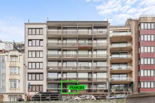 Op zoek naar een instapklaar appartement te koop in Blankenberge, vlak bij de zee? Dit recent gerenoveerde eigendom op Graaf Jansdijk 19/12 biedt een unieke kans om te wonen op een topligging nabij het centrum en de zeedijk.<br /><br />Deze charmante woonst van 54 m² werd volledig vernieuwd en straalt een frisse, moderne sfeer uit. De lichtrijke leefruimte geeft toegang tot het terras, waar je in alle rust kunt genieten. De aansluitende keuken is praktisch ingericht en biedt alle nodige comfort. Verder beschikt het appartement over één volwaardige slaapkamer en een stijlvolle badkamer. Extra bergruimte vind je in de handige kelderberging. Dankzij de gunstige EPC-score B woon je hier bovendien energiezuinig. Gelegen op wandelafstand van de zeedijk en het centrum van Blankenberge, combineert dit appartement rust met een uitstekende bereikbaarheid.<br /><br />Interesse in deze woning te koop in Blankenberge? Vraag vandaag nog je bezoek aan via Immo Francois, jouw vastgoedpartner in Blankenberge en omgeving, en ontdek zelf het comfort en de ligging van dit prachtige appartement.<br /><br />Woning verkopen in Blankenberge? Vraag je gratis schatting aan bij Immo Francois via sem@immofrancois.be<br /><br />