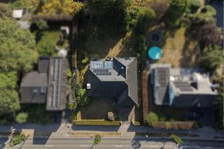 Villa met 231 m² bewoonbare opp. en uitbreidbare zolder<br /><br />Deze verzorgde open bebouwing op een perceel van 985m², gebouwd omstreeks 1979, bevindt zich op slechts 2 km van het centrum van Kontich. Met een bewoonbare oppervlakte van maar liefst 231m² (exclusief de zolderverdieping) biedt de woning bijzonder veel ruimte en combineert ze een praktische indeling met een uitzonderlijk uitbreidingspotentieel. De zuidwest gerichte tuin vormt daarbij een extra troef.<br /><br />Via de inkomhal komt u terecht in de lichtrijke leefruimte met gezellige zithoek en aparte eetkamer. De functionele keuken sluit aan op de veranda en het open terras, waardoor een aangename verbinding ontstaat tussen de leefruimte en de tuin.<br /><br />De woning beschikt over twee volwaardige slaapkamers (ca. 18m² en 14m²) en een derde kleinere slaapkamer (9m²) die vandaag dienst doet als wasplaats, een recent gerenoveerde badkamer, een afzonderlijk gastentoilet en verschillende berg- en kastruimtes. Daarnaast is er een ruimte die perfect gebruikt kan worden als bureau, hobbykamer of extra berging. De inpandige garage en de vele ingebouwde opbergmogelijkheden zorgen voor extra comfort.<br /><br />Een van de grootste troeven van deze woning is de ruime zolderverdieping. Met een bijkomende potentiële bewoonbare oppervlakte van ongeveer 122m² biedt deze een uitzonderlijk uitbreidingspotentieel voor wie de woning in de toekomst verder wenst uit te breiden.<br /><br />De woning behaalt een EPC-label D (312 kWh/m²/jaar), waardoor geen renovatieverplichting van toepassing is. Daarnaast is de woning uitgerust met een condenserende gasketel en 10 zonnepanelen, wat bijdraagt aan een lager energieverbruik.<br /><br />Disclaimer: Om kandidaat-kopers een beter beeld te geven van de ruimtes werden op een aantal foto's de aanwezige meubels en persoonlijke voorwerpen digitaal verwijderd met behulp van artificiële intelligentie (AI). Hoewel de beelden met de grootste zorg werden bewerkt, kunnen lichte afwijkingen ten opzichte van de werkelijke situatie voorkomen.