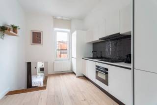Gelegen in de Kroonstraat, tussen het bruisende Zurenborg en het gezellige Moorkensplein, bevindt zich dit charmante duplexappartement. Op wandelafstand van zowel de Dageraadplaats als de Draakplaats geniet je hier van tal van leuke horecazaken en winkels, met bovendien vlotte verbindingen naar het centrum van Antwerpen. Een aangename en levendige omgeving waar jong en oud zich meteen thuis voelen.<br /><br />Bij het betreden van het appartement op de tweede verdieping kom je binnen in een aangename, lichtrijke leefruimte waar grote raampartijen zorgen voor een open en ruimtelijk gevoel. Aansluitend bevindt zich de moderne open keuken, uitgerust met kwalitatieve inbouwtoestellen en voldoende werk- en opbergruimte, waardoor koken en gezellig samenzijn hier perfect hand in hand gaan.<br /><br />Achteraan het appartement bevindt zich een ruime en rustige slaapkamer, voorzien van een ensuite badkamer met een comfortabele, ruime inloopdouche. Op de derde verdieping zijn er nog 2 kamers aanwezig die flexibel kunnen worden ingevuld, alsook een badkamer. Tot slot is er een praktische kelderberging aanwezig, die extra opslagruimte biedt.<br /><br />Kortom, een instapklaar en stijlvol duplexappartement op een gegeerde locatie, waar comfort, ruimte en een bruisende buurt perfect samenkomen.<br /><br />Interesse?<br />Contacteer LISTED voor een bezoek: +32 3 283 51 51.