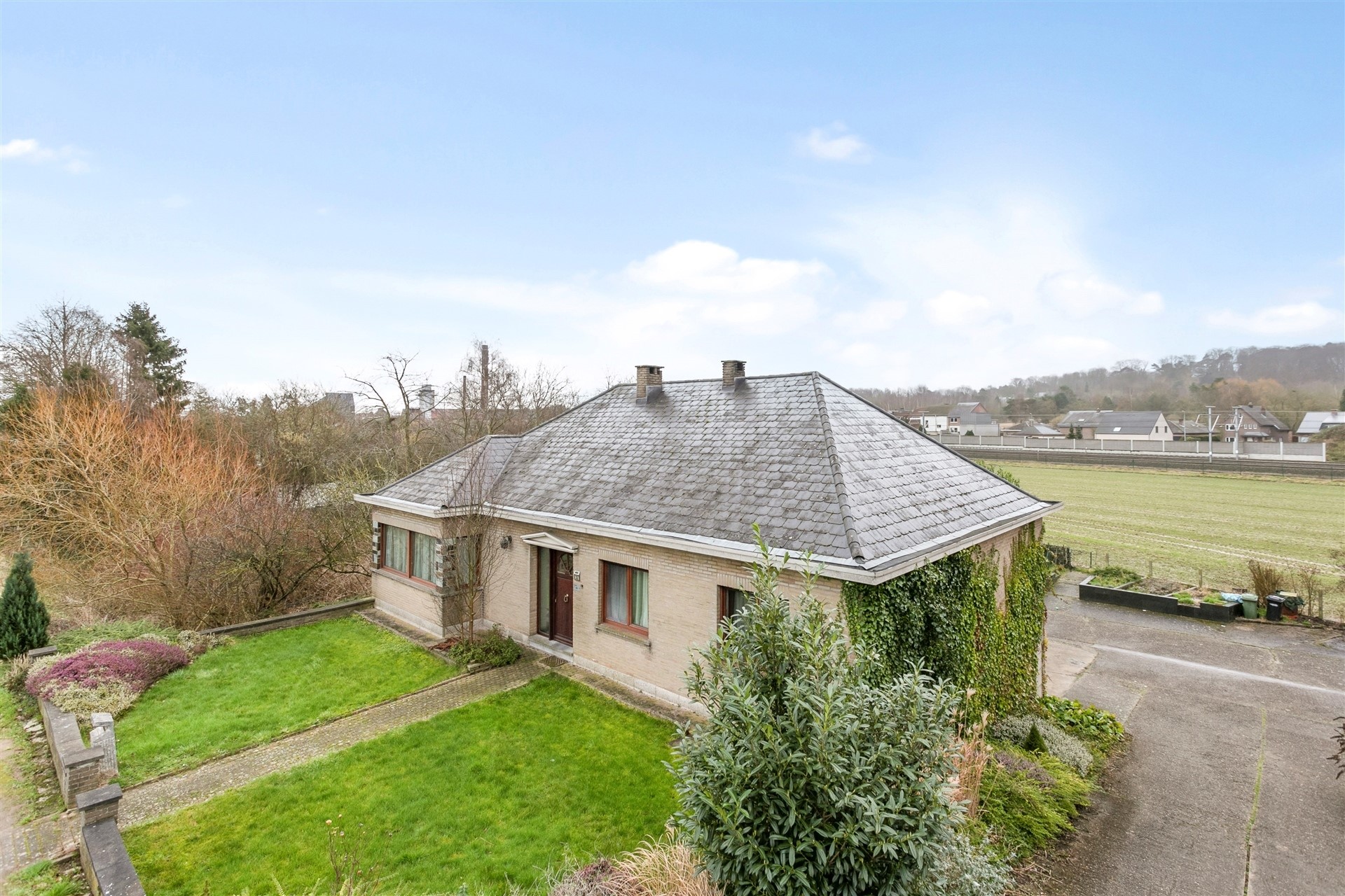 Ruime vrijstaande woning, omgeven door groene weilanden en op wandelafstand van het dorp. - foto 4