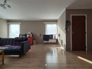 <p><span>SINT-NIKLAAS</span><span> - Ben je op zoek naar een ruim duplex appartement op een rustige, toch vlot bereikbare locatie?</span></p><p><span>Kijk dan snel even verder.</span></p><p><span> </span></p><p><span>Enkele troeven op een rij:</span></p><ul><li><span>Ruim appartement met veel lichtinval</span></li><li><span>Géén algemene onkosten!</span></li><li><span>Garagebox achteraan het gebouw (inbegrepen in de huurprijs)</span></li><li><span>Extra parking op oprit vooraan</span></li><li><span>Vlot bereikbare locatie en toch vlakbij het centrum</span></li></ul><p><span> </span></p><p><span> </span></p><p><span>De indeling is als volgt:</span></p><p><span>Inkomhal op het gelijkvloers met trap naar de eerste verdieping.</span></p><p><span>Op de eerste verdieping is een ruime woonkamer met veel lichtinval, een ingerichte keuken (oven, kookvuur, dampkap), aansluitend een bergruimte, een ingerichte badkamer (lavabo, toilet, ligbad met douchecombinatie)</span></p><p><span>Op de tweede verdieping zijn twee ruime slaapkamers, een bureelkamer en nog een aparte berging.</span></p><p><span>Er is een oprit voorzien met autostaanplaats en een ruime garagebox achteraan het gebouw.</span></p><p><span> </span></p><p><span>Beschikbaar</span><span>: 1/04/2026</span></p><p><span>Huurprijs</span><span>: € 910 (geen algemene onkosten)</span></p><p><span>EPC</span><span>: 212 kWh/ m²</span></p><p><span> </span></p><p><span>Interesse in dit appartement? Vraag dan snel je bezoek aan via onze website!</span></p><p><span> </span></p><p><span> </span></p>