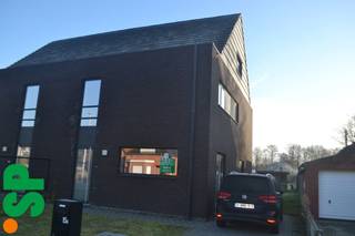 Rustig gelegen recente half-open bebouwing bestaande uit inkomhall, leefruimte, ingerichte keuken, berging, badkamer met ligbad en douche...