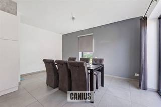<p><span>LEUKE WONING MET 3 SLPKS NABIJ HET CENTRUM</span></p><p><span> </span></p><p><span>Op zoek naar een instapklare woning in Sint-Truiden? Deze energiezuinige woning maakt deel uit van Residentie Botanique en is gelegen in een rustige residentiële wijk net buiten het bruisende stadscentrum. Dankzij de vlotte bereikbaarheid en ligging nabij scholen, openbaar vervoer en winkels is dit een uitstekende keuze voor wie centraal maar toch rustig wil wonen. </span></p><p><span> </span></p><p><span>We betreden deze woning via de inkomhal waar we eveneens het gastentoilet terugvinden. Verderop vinden we de leefruimte met open keuken, eetkamer en aansluitende berging terug.</span></p><p><span> </span></p><p><span>Op de eerste verdieping treffen we een nachthal die toegang geeft tot de 3 slaapkamers en de badkamer.</span></p><p><span> </span></p><p><span>Verder beschikt deze woning over een terras, zolder, gemeenschappelijke fietsenstalling en een vaste parkeerplek in de ondergrondse parkeergarage.</span></p><p><span> </span></p><p><span>KORT SAMENGEVAT</span><span>:</span></p><p><span>Vraagprijs: € 379.000,00</span></p><p><span>Verkoop onder registratierechten (2% of 12%)</span></p><p><span>Parking inbegrepen in de prijs, mogelijkheid tot aankoop van een tweede parkeerplaats.</span></p><p><span> </span></p><p><span>Interesse om deze woning te bezoeken? Contacteer ons voor een afspraak: 078 78 30 39 – info@canius.be</span></p><p><span> </span></p><p><span>De vermelde oppervlaktes zijn slechts een indicatie. Canius Real Estate kan niet verantwoordelijk gesteld worden voor de juistheid van de door zijn verstrekte gegevens.</span></p><p><span> </span></p>