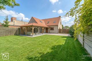 <strong>-- NIEUWE VOORWAARDEN -- MET INSTELPRIJS --</strong><br /><strong>De vermelde prijs is een instelprijs, nl. € 380.000. </strong>De woning kan bezichtigd worden op <strong>zaterdag 29/08/2026 van 10u tot 12u</strong> waarbij de bezoekers de mogelijkheid krijgen om een bod/voorstel te doen op basis van de instelprijs en dit <strong>uiterlijk tot 10 dagen na het bezoekmoment</strong>.<br />Toch liever al eerder eens komen kijken? Zeker geen probleem, neem zeker contact op met Dirk. <br /><br />DE PANNE: Gezinswoning met 4 slaapkamers (waarvan 1 gelijkvloers), bureauruimte, 2 badkamers en tuin op 1.250m² totale grondopp.<br />Bij het binnenrijden van De Panne, komende van Veurne, vindt u deze woning op zoek naar nieuwe eigenaars. Gelegen net buiten het centrum, maar vlak bij natuurgebied, duinen en strand. Ook sporthal, voetbalveld en fietsroutes zijn makkelijk bereikbaar. Via het einde van de Veurnestraat bereikt u snel de Zeelaan, het commerciële hart van De Panne, met vlotte verbinding naar Markt en zee.<br />De huidige eigenaar kocht de woning meer dan 30 jaar geleden en voerde doorheen de jaren diverse renovaties uit. In 2010 werden o.a. keuken en badkamer vernieuwd, en in 2017 kreeg de woning een volledig nieuw dak.<br />Gelijkvloers: inkomhal, gezellige woonkamer met zit- en eetplaats en cassette, volledig ingerichte keuken (Amerikaanse koelkast, gaskookplaat, vaatwasser, veel kastruimte), sas met achterdeur, ruime slaapkamer met dressing, badkamer (ligbad, douche, dubbele lavabo), apart toilet, berging en garage met automatische poort.<br />1e verdieping: nachthal, 3 slaapkamers, bureauruimte, recente badkamer (2024) met douche, wastafel en toilet, berging.<br />2e verdieping: zolderberging.<br />Extra’s: centrale verwarming op aardgas (ketel 2010), nieuw dak met 18 cm isolatie, houten ramen met hoogrendementsglas, regenwaterput (15.000 l), elektrische rolluiken, onmiddellijk bewoonbaar (opfrissing nodig).<br />Deze woning is ideaal voor zowel ouderen (dankzij slaapkamer en badkamer op het gelijkvloers) als jonge gezinnen met nood aan meerdere slaapkamers.<br />Buiten: parkeermogelijkheid vooraan voor 4 wagens, zijdelingse toegang naar terras en tuin, aangelegd terras met tuinhuis, diepe tuin met extra bergruimte. Dankzij de grootte van de tuin is er altijd wel een zonnig plekje te vinden.<br />De foto's met "AI" vermeld, zijn foto's die bewerkt werden om een voorbeeld te geven hoe de woning kan worden ingericht/gerenoveerd.