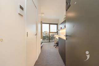 <p><span> </span></p><p><span>Deze moderne studentenkamer met eigen sanitair is gelegen in studentenresidentie Woods, vlakbij het Belle-Vue park. De residentie is gelegen op een boogscheut van het centrum van Leuven, op wandelafstand van het station en nabij verschillende campussen.</span></p><p><span> </span></p><p><span>De kamer is voorzien van een uitklapbaar tweepersoonsbed (140cm x 200cm)en ingebouwde kleerkasten waardoor er meer dan voldoende opbergruimte is. De kamer heeft ook een ingebouwde bureau met  boekenplank en persoonlijke frigo met vriesvak. Verder beschikt de kamer over een persoonlijke badkamer met douche, lavabo en toilet.</span></p><p><span> </span></p><p><span>Deze kamer is gelegen op de derde verdieping en is bereikbaar via twee liften of via de trappenhal.</span></p><p><span> </span></p><p><span>Per verdieping zijn er twee keukens, die gedeeld worden met maximaal 10 personen. De keuken is voorzien van een oven, microgolf, vitro-keramische kookplaat, eettafel, wastafels en een persoonlijke opbergkast die op slot kan. Elke keuken heeft ook zijn eigen terras.</span></p><p><span> </span></p><p><span>Er is ook een gemeenschappelijke ontspanningsruimte met televisie, zetels, tafels en een kickertafel. Verder is er ondergronds nog een afsluitbare fietsenstalling, afval lokaal en een wasplaats met wasmachine en droogkast. </span></p><p><span> </span></p><p><span>Deze studentenkamer is niet alleen geschikt om te laten bewonen door uw zoon of dochter, maar dit kan ook perfect dienen als een rendabele investering!</span></p><p><span> </span></p><p><span>Verhuurd tot september 2026. </span></p><p><span> </span></p><p><span>Interesse in deze gezellige studentenkamer? Contacteer ons via 016 15 31 15 of info@immolivit.be</span></p><p><span> </span></p><p><span> </span></p>