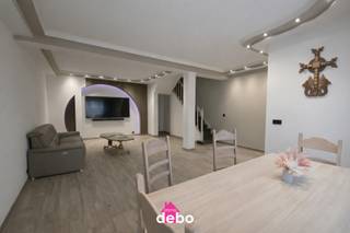 <strong>Ruime burgerwoning met warme ziel nabij centrum Kortrijk</strong><br />Welkom in deze charmante burgerwoning in de Burgemeester Felix de Bethunelaan 53 te Kortrijk. Een huis met karakter, veel licht en verrassend veel ruimte, op een topligging vlak bij het bruisende centrum en op wandelafstand van openbaar vervoer, winkels en voorzieningen.<br />Binnen ontdekt u een ruime inkomhal, een lichtrijke leefruimte met gezellige uitstraling en een volledig uitgeruste leefkeuken. Daarnaast zijn er een praktische berging met aansluiting voor wasmachine en droogkast, en een apart toilet.<br />Op de eerste verdieping bevinden zich twee grote slaapkamers en een ruime badkamer met jacuzzibad. De tweede verdieping biedt nog twee volwaardige slaapkamers. Verder beschikt de woning over een zolder en een grote garage met verschillende bergingen.<br />Deze woning heeft alle troeven om uit te groeien tot een heerlijke thuis. Met een subtiele, hedendaagse opfrissing van de binneninrichting komt haar warme karakter nog mooier tot zijn recht.<br /><strong>Zin om deze woning te ontdekken? Bel voor een bezoek: 0495 53 48 65</strong>