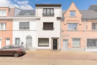 <p><strong>Ben je op zoek naar een instapklare woning met 4 slaapkamers en stadstuin vlak bij het centrum van Aalst? Gevonden!</strong></p>
<p>Deze verzorgde stadswoning combineert ruimte, licht en comfort met een uitstekende ligging op wandelafstand van winkels, scholen, openbaar vervoer en alle voorzieningen. Bovendien geniet je van een vlotte verbinding naar de E40 richting Gent en Brussel. Dankzij de geïsoleerde gevel (2025), het vernieuwde geïsoleerde dak (2024), het gunstige EPC-label B en de conforme elektrische keuring is deze woning volledig klaar voor de toekomst. Dankzij de vier volwaardige slaapkamers, de gunstige energetische score en de centrale ligging vormt deze eigendom niet alleen een ideale gezinswoning, maar ook een interessante investering met een aantrekkelijk verhuurpotentieel.</p>
<p>Via de inkomhal kom je terecht in de lichtrijke leefruimte die naadloos aansluit op de open, volledig ingerichte keuken. De badkamer is uitgerust met een ligbad, lavabomeubel en toilet. Achteraan bevindt zich een gezellige en onderhoudsvriendelijke stadstuin met terras en tuinhuis. Op de eerste verdieping vind je twee ruime slaapkamers, beide voorzien van praktische ingemaakte kasten. De tweede verdieping biedt nog twee extra volwaardige kamers die perfect kunnen dienen als slaapkamer, bureau of hobbyruimte. Daarnaast beschikt de woning over een kelder die zorgt voor extra bergruimte.</p>
<p>Ben je op zoek naar een instapklare woning met veel ruimte op een strategische ligging in Aalst? Contacteer ons vandaag nog voor een bezoek en ontdek zelf alle troeven van deze woning!</p>