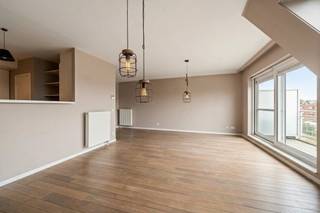 <p><strong>Instapklaar appartement met terras en eigen staanplaats in Waregem</strong></p>

<p>Op zoek naar een comfortabel en instapklaar appartement op een centrale ligging in Waregem? Het appartement beschikt over <strong>een eigen badkamer bij elke slaapkamer</strong>.</p>

<p>Daarnaast beschikt het appartement over een <strong>privékelderberging en een eigen staanplaats</strong>. Dankzij de centrale ligging bevinden het centrum, winkels, scholen en andere voorzieningen zich op korte afstand.</p>

<p>Een ideale combinatie van <strong>comfort, praktische voorzieningen en een centrale ligging</strong>.</p>
Indeling

<ul><li><strong>Leefruimte:</strong> inkomhal met toegang tot een ruime en lichtrijke living met eetplaats en open keuken, ook plaats voor bureau of extra ruimte</li><li><strong>Nachtgedeelte:</strong> twee slaapkamers, elk met een eigen badkamer (douche, bad en lavabo's)</li><li><strong>Buiten:</strong> ruim terras</li><li><strong>Parking:</strong> eigen staanplaats en ruime kelderberging. Een garagebox kan optioneel worden bijgekocht voor € 25.000.</li></ul>
Troeven

<ul><li>Instapklaar</li><li>Ruim terras</li><li>EPC-label B</li><li>Eigen staanplaats in het centrum van Waregem</li><li>Twee slaapkamers, elk met een eigen badkamer</li><li>Optie om een garagebox bij te kopen voor € 25.000</li></ul>
<strong>Interesse of een bezoek plannen?</strong> Contacteer Sofie Bossuyt van ERA Bossuyt via 0474 22 21 82 of sofie@immobossuyt.be.