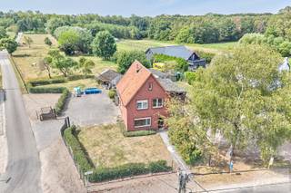 Bent u op zoek naar een woning waar rust, ruimte en natuur centraal staan? Dan is deze woning, gelegen aan de Achelse Dijk 17 in Bocholt, absoluut het ontdekken waard.<br /><br />Deze woning bevindt zich op een uitzonderlijk ruim perceel van maar liefst 3.100 m², op een zeer rustige en landelijke locatie tussen de weilanden. De groene omgeving zorgt voor een gevoel van vrijheid en privacy, terwijl u bovendien dicht bij het kanaal woont. Een ideale omgeving voor liefhebbers van wandelen, fietsen en het buitenleven.<br /><br />De woning beschikt over 3 slaapkamers en vormt een uitstekende basis voor wie op zoek is naar een woning die nog volledig naar eigen smaak kan worden opgefrist en gemoderniseerd. Mits de nodige renovatie- en opfrissingswerken kan hier een bijzonder aangename gezinswoning worden gecreëerd.<br /><br />Een droom voor liefhebbers van ruimte en dieren<br />Het ruime perceel van 3.100 m² is één van de grootste troeven van deze eigendom. De omvang en landelijke ligging maken het perceel bijzonder geschikt voor dierenliefhebbers, tuinliefhebbers of iedereen die graag over veel buitenruimte beschikt.<br /><br />De woning ligt letterlijk tussen de weilanden, waardoor u dagelijks kunt genieten van een open en groene omgeving. De nabijheid van het kanaal zorgt bovendien voor extra recreatiemogelijkheden en maakt de locatie aantrekkelijk voor wie graag te voet of met de fiets de omgeving verkent.<br /><br />Een eigendom met potentieel<br /><br />Deze woning is ideaal voor kopers die niet op zoek zijn naar een volledig afgewerkte woning, maar net de mogelijkheid willen om zelf te renoveren, te moderniseren en een eigen karakter te creëren.<br /><br />Belangrijkste troeven:<br /><br />Zeer rustige en landelijke ligging<br />Perceel van maar liefst 3.100 m²<br />Gelegen tussen de weilanden<br />3 slaapkamers<br />Dicht bij het kanaal<br />Ideaal voor wandelaars en fietsers<br />Bijzonder geschikt voor dierenliefhebbers<br />Veel privacy en buitenruimte<br />Interessant opfrissings- en renovatiepotentieel<br /><br />Een woning met ruimte, rust en karakter, gelegen op een unieke landelijke locatie in Bocholt.