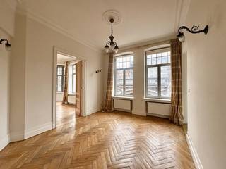 Ruim appartement met twee slaapkamers te huur, gelegen op de tweede verdieping in de geliefde Zurenborgwijk, op wandelafstand van het Centraal Station.<br /><br />Bij binnenkomst kom je in een ruime inkomhal die toegang biedt tot de zonnige woonkamer en de aangrenzende eetruimte. Grote ramen zorgen voor veel natuurlijk licht en een gevoel van ruimte. De volledig uitgeruste keuken sluit hier mooi op aan en beschikt over alle nodige toestellen.<br /><br />Het appartement telt twee slaapkamers. De eerste slaapkamer heeft een eigen badkamer met bad, terwijl de tweede slaapkamer voorzien is van een dressing en een eigen badkamer met douche. Daarnaast is er een apart toilet en een praktische berging met aansluiting voor de wasmachine.<br /><br />Bewoners hebben tevens toegang tot het gemeenschappelijk dakterras met een schitterend uitzicht over de stad, en kunnen gebruikmaken van de fitnessruimte met sauna, perfect om te ontspannen na een drukke dag.<br /><br />Huurprijs €1.575,00/maand + €175,00/ maand gemeenschappelijke kosten.<br />Elektriciteit en gas zijn individueel. Water individueel via tussenmeters. <br /><br />Het appartement is direct beschikbaar. <br /><br />Voor meer informatie of een afspraak voor een bezichtiging kan u contact opnemen via 03 203 02 02 of immo@sidimex.be