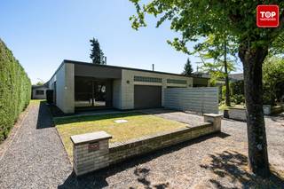 Welkom in deze verzorgde en instapklare halfopen bebouwing in een rustige buurt van Evergem. Deze charmante gelijkvloerse woning combineert comfortabel wonen met een praktische indeling en tal van recente renovaties, waardoor u hier meteen uw thuis van kunt maken.<br /><br />De woning beschikt over een lichtrijke en ruime leefruimte, een volledig vernieuwde keuken met kwaliteitsvolle toestellen, drie volwaardige slaapkamers, een moderne badkamer met inloopdouche en een aparte garage met automatische sectionaalpoort. Dankzij de gelijkvloerse indeling geniet u bovendien van extra wooncomfort en toegankelijkheid.<br /><br />De voorbije jaren werd de woning grondig aangepakt met aandacht voor energiezuinigheid en hedendaags wooncomfort. Zo werden onder meer het dak en de spouwmuren geïsoleerd, de ramen en voordeur vernieuwd met hoogrendementsglas en werden ook de keuken, badkamer, vloeren en binnendeuren volledig vernieuwd. Dit resulteert in een gunstig EPC-label B.<br /><br />Buiten geniet u van een aangename tuin en een perceel van 352 m², ideaal om tot rust te komen of gezellig te genieten met familie en vrienden. De woning is rustig gelegen, maar toch dichtbij winkels, scholen, openbaar vervoer en belangrijke verbindingswegen.<br /><br />Troeven van deze woning:<br /><br />Gelijkvloerse woning met praktische indeling<br />3 slaapkamers<br />Vernieuwde keuken en badkamer<br />EPC label B<br />Dak- en muurisolatie<br />Aluminium ramen met hoogrendementsglas<br />Elektriciteit conform<br />Garage met automatische poort<br />Rustige ligging in Evergem<br /><br />Naastgelegen woning staat ook te koop, ideaal voor kangoeroewonen. https://bit.ly/3PATzX1<br /><br />Contacteer Top Vastgoed voor meer info en een bezoek op 0475 700 700.