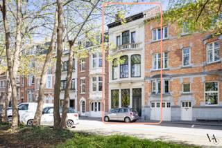 Deze karaktervolle herenwoning werd in 2017 grondig en hoogwaardig gerenoveerd, waarbij authenticiteit en hedendaags comfort mooi samenkomen. Met een bewoonbare oppervlakte van 276 m², verdeeld over vier verdiepingen, geniet je hier van ruimte, licht en een bijzonder aangename indeling.<br /><br />De doorlopende leefruimte verbindt een gezellig salon vooraan met een lichtrijke zithoek achteraan. De ruime keuken is kwalitatief afgewerkt en sluit via de veranda aan op het terras en de zonnige stadstuin met praktische achter uitgang voor fietsen.<br /><br />Op de eerste verdieping bevinden zich een ruime master bedroom en een tweede kamer (ideaal als bureau) met aansluitend een zonnig dakterras. Een volledig uitgeruste badkamer bevindt zich op de tussenverdieping.<br /><br />De tweede verdieping telt nog twee slaapkamers. De zolderverdieping biedt bijkomende ruimte, perfect als berging of extra kamers. De woning is deels onderkelderd.<br /><br />Gelegen op wandelafstand van het centrum, het station en alle voorzieningen, combineert deze woning een uitstekende bereikbaarheid met een rustige, residentiële omgeving.<br /><br />De woning is onmiddellijk beschikbaar en de huurprijs bedraagt € 2.450/maand.<br /><br />Contacteer ons voor meer info of een bezoek ter plaatse.