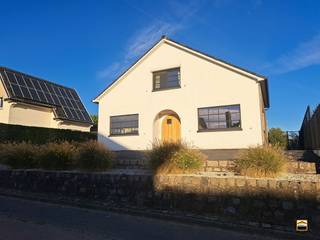 <h3><span>Ruime en instapklare gezinswoning op prachtig perceel van 14a39ca in Borgloon</span></h3><p><span>Op zoek naar een ruime gezinswoning waar comfort, rust en groen samenkomen?</span><span> <br />Dan is deze charmante woning in Tongeren-Borgloon absoluut het ontdekken waard. <br />Gelegen op een royaal perceel van </span><span>14a39ca</span><span> geniet u hier van een bijzonder gevoel van ruimte <br />en privacy, terwijl de woning zelf met haar </span><span>ca. 200 m² bewoonbare oppervlakte</span><span> alle ruimte<br />biedt voor het hele gezin.</span></p><p><span>Bij aankomst valt meteen de verzorgde uitstraling van de woning op. De witte bakstenen gevel, <br />grote raampartijen en groene omgeving zorgen voor een tijdloze en uitnodigende eerste indruk.<br />De woning heeft een tijdloze strakke landelijke uitstraling.</span></p><p><span>Binnenin wordt u verwelkomd door een </span><span>lichtrijke inkomhal</span><span> die toegang biedt tot de verschillende<br />leefruimtes. De woning beschikt over </span><span>drie slaapkamers</span><span>, waardoor er naast voldoende slaapruimte <br />ook mogelijkheden zijn voor een bureau, hobbykamer of dressing.</span></p><p><span>De leefruimte vormt het hart van de woning. Dankzij de aangename lichtinval en de open verbinding <br />tussen de verschillende vertrekken ontstaat een bijzonder gezellige en uitnodigende woonomgeving. <br />De grote glaspartijen zorgen bovendien voor een mooie connectie met de tuin en het terras.</span></p><p><span>De </span><span>keuken werd recent vernieuwd</span><span> en beschikt over een prachtig granieten werkblad en nieuwe <br />toestellen. Een praktische ruimte die perfect aansluit bij de eet- en leefruimte en waar gezellig samen <br />koken en tafelen centraal staat.</span></p><p><span>Ook de slaapkamers zijn ruim en aangenaam ingericht. Eén van de slaapkamers beschikt bovendien<br />over een </span><span>praktische dressing/walk-in closet</span><span>, wat zorgt voor extra comfort en opbergruimte.</span></p><p><span>De badkamer is uitgerust met een douche en wastafelmeubel en biedt alles wat nodig is <br />voor het dagelijkse comfort. </span></p><p><span>Een absolute meerwaarde is de </span><span>veranda aan de achterzijde van de woning</span><span>. Dankzij de houten<br />structuur en het zicht op de tuin vormt deze ruimte een heerlijke plek om te genieten van het groen,<br />ongeacht het seizoen. </span></p><p><span>Ook buiten heeft deze woning heel wat te bieden. Het ruime perceel van </span><span>14a39ca</span><span> beschikt over <br />een grote, verzorgde tuin met uitgestrekt gazon, een ruim terras en voldoende speel- en <br />ontspanningsmogelijkheden. <br />De aanwezige bomen en hagen zorgen bovendien voor de nodige privacy en creëren een aangename,<br />groene woonomgeving.</span></p><p><span>Naast de woning bevindt zich een </span><span>praktische garage</span><span>, ideaal voor het stallen van uw wagen en fietsen<br />of als extra bergruimte. Op het dak van de garage werden </span><span>10 zonnepanelen</span><span> geplaatst.</span></p><h3><span>Recente vernieuwingen</span></h3><p><span>De woning werd de voorbije jaren op verschillende punten verder gemoderniseerd:</span></p><ul><li><span>Nieuwe ramen (2025)</span></li><li><span>Nieuwe voordeur (2025)</span></li><li><span>Nieuwe binnendeuren (2024)</span></li><li><span>Nieuw granieten keukenblad en nieuwe keukentoestellen (2025)</span></li><li><span>Dak en vloer veranda (2023)</span></li><li><span>Nieuwe terrasvloer (2022)</span></li><li><span>Nieuwe cv-ketel (2022)</span></li><li><span>10 zonnepanelen (2022)</span></li><li><span>Badkamer (2022)</span></li></ul><p><span>Een ruime gezinswoning op een uitzonderlijk mooi perceel, met veel privacy, een groene <br />omgeving én tal van recente vernieuwingen.</span><span> Een woning met karakter en mogelijkheden, <br />waar u jarenlang comfortabel kunt wonen.</span></p><p><span>Bent u op zoek naar ruimte, rust en groen, maar wilt u tegelijk genieten van een woning die reeds <br />heel wat belangrijke vernieuwingen onderging? Dan is een bezoek zeker de moeite waard.</span></p><p><span>Contacteer ons vandaag nog voor meer informatie of een bezoek ter plaatse.</span></p>