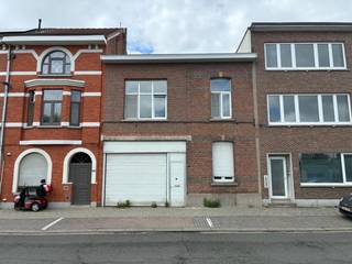 Dit magazijn ligt in woongebied, en ligt achter de poort die de inrit vormt tot het magazijn én de ingang van de woning die eraan verbonden is. Het magazijn is 170 m² en open. De woning ligt er vlak naast en heeft 3 slaapkamers , een leefruimte , badkamer en keuken. Ze is volledig te renoveren. Op het magazijn is recent nog het dak wat verbeterd, maar het heeft ook een opknapbeurt nodig. Dit is een project voor een zelfstandige die veel opslag voor materialen nodig heeft , vlakbij zijn eigen woonhuis.