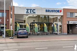 <h1>Winkelruimte / showroom van ca. 240 m² op toplocatie in Sint-Job-in-'t-Goor</h1>
<p><strong>Op zoek naar een commerciële ruimte met uitstraling, visibiliteit en parkeergelegenheid?</strong><span> </span>Deze mooie winkelruimte/showroom van ca.<span> </span><strong>240 m²</strong><span> </span>is gelegen op een<span> </span><strong>toplocatie in Sint-Job-in-'t-Goor</strong><span> </span>en biedt tal van mogelijkheden voor diverse handels- en kantooractiviteiten.</p>
<p>De ruimte beschikt over een<span> </span><strong>ruime etalage</strong>, waardoor uw zaak een uitstekende zichtbaarheid geniet. Dankzij de grote raampartijen is er bovendien<span> </span><strong>veel natuurlijke lichtinval</strong>, wat zorgt voor een aangename en professionele werkomgeving.</p>
<p>Voor de deur zijn<span> </span><strong>4 private parkeerplaatsen</strong><span> </span>voorzien, een belangrijke troef voor zowel klanten als medewerkers.</p>
<h3>Indeling</h3>
<ul>
<li>Ruime showroom</li>
<li>Receptiebalie</li>
<li>Aparte bureauruimte met aansluitende keuken</li>
<li>Toilet M/V</li>
<li>4 parkeerplaatsen voor de deur</li>
</ul>
<p>Een<span> </span><strong>instapklare commerciële ruimte op een uitstekende locatie</strong>, ideaal voor een winkel, showroom, kantoor of andere commerciële activiteit.<br /><br /><strong>Beschikbaar vanaf 01/01/2027.</strong></p>
<p><strong>Interesse? Neem contact op voor meer informatie of een bezichtiging!</strong></p>