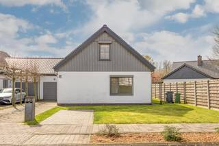 Deze ruime woning met 4 slaapkamers en inpandige garage is gelegen in een gegeerde buurt met alle faciliteiten in de nabijheid, op een steenworp...