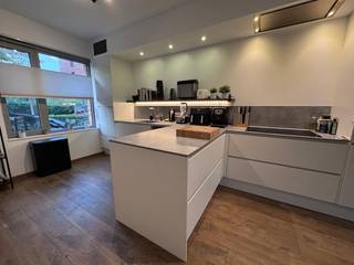 Licht, comfort en ultra-energiezuinig: Jouw droomwoning in hartje Leuven<br /><br />Zoek je de perfecte balans tussen de bruisende stadsdynamiek en een rustige, warme thuisbasis voor je gezin? Deze prachtig afgewerkte en instapklare rijwoning in het absolute centrum van Leuven biedt al het moderne comfort dat je je kunt wensen, gelegen in een gezellige, rustige straat (woonerf), met winkels, parkjes en speeltuintjes nabij. De woning is volledig klaar voor de toekomst dankzij de aanwezigheid van een geothermische warmtepomp, vloerverwarming, zonnepanelen én airconditioning (EPC A+). Hierdoor geniet je het hele jaar door van een perfect binnenklimaat en een lage energiefactuur.<br /><br />Bij het binnenkomen via de inkomhal tref je een comfortabel, ruim toilet. De open keuken (volledig uitgerust + met berg- en wasruimte en technische ruimte) loopt naadloos over in de prachtig verlichte leefruimte. Dankzij de grote raampartijen geniet je hier van een fijn binnen-buitengevoel en stap je zo de zuid-gerichte stadstuin in, die tevens is uitgerust met een handig tuinhuis voor extra opslag.<br /><br />Op de eerste verdieping bevinden zich drie volwaardige, lichte slaapkamers, waarvan de grootste kamer beschikt over een balkon. Daarnaast vind je hier een moderne badkamer uitgerust met een ruime inloopdouche. Op de tweede verdieping is een grote multifunctionele ruimte, ingericht als vierde slaapkamer met een eigen bad. Deze verdieping biedt ook nog eens meerdere slimme bergruimtes. De ruimte perfect kan dienen als luxueuze master suite, thuiskantoor of er kan nog een extra kamer gerealiseerd worden.<br /><br />Deze unieke woning is beschikbaar vanaf december. Wil je dit pareltje in het centrum van Leuven zelf komen ontdekken? Kom dan zeker naar de kijkdag op zaterdag 11 juli 2026. De bezoeken vinden uitsluitend plaats op afspraak. Neem bij interesse contact op via mail (dello.simon@gmail.com) om jouw persoonlijke rondleiding te reserveren.