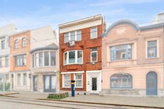 <p><span>Ontdek deze statige burgerwoning in de charmante Papegaaistraat gelegen vlakbij de Coupure. Door de centrale ligging biedt deze woning vlotte bereikbaarheid met de tram naar het station Gent-Sint-Pieters, de rust van het water aan de Coupure én het bruisende stadsleven. Deze woning met bouwjaar 1931 heeft een bewoonbare oppervlakte van maar liefst 174m², verspreidt over drie verdiepingen. Op de gelijkvloerse verdieping bevindt zich de karaktervolle woon- en eetkamer. Bij de renovatie in 1999 werd een achterbouw geplaatst met uitgestrekte raampartijen, wat zorgt voor een prachtige natuurlijke lichtinval. Via de keuken kan u naar de gezellige buitenruimte van 20m². De keuken is basis uitgerust en beschikt over een vaatwas, elektrische kookplaat, oven en dubbele gootsteen. Boven de keuken bevindt zich een vide ruimte, ideaal als bureau of hobbykamer. Op de gelijkvloerse verdieping is nog een aparte ruimte voor de wasmachine, een gastentoilet en doorgang naar de kelder. </span></p><p><span>Op de eerste verdieping zijn de eerste 2 slaapkamers en een badkamer voorzien van een ligbad, wastafel en toilet. De tweede verdieping heeft dezelfde onderverdeling maar is er een stockage ruimte voorzien in plaats van de badkamer. </span></p><p><span>Door de vele isolatie-aanpassingen beschikt de woning over een laag C-label (210 kWh/m² jaar). De originele vloeren, hoge plafonds en houten binnendeuren zorgen voor een zeker karakter in identiteit. Mits enkele renovaties kan u van dit pand uw eigen paleis creëren.</span></p><p><span> </span></p><p><span>Benieuwd naar een kijkje binnenin? Bekijk de virtuele toer op onze eigen website en neem contact op via 09/225.00.78 voor één van onze bezoekdagen. </span></p><p><span>De voornoemde prijs betreft een instelprijs.</span></p><p><span> </span></p><p><span>Renovatieplicht: nee </span></p><p><span> </span></p><p><span> </span></p>