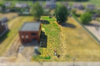 Bouw uw droomwoning op een toplocatie!<br />In het charmante en rustige Schaffen (Diest) bieden wij u een aantrekkelijke bouwgrond aan, ideaal voor het realiseren van een stijlvolle Halfopen bebouwing. het perceel geniet van een mooie oppervlakte, een gunstige ligging en een uitstekende bereikbaarheid, waardoor ze de perfecte basis vormen voor uw toekomstige thuis.<br />De bouwgrond heeft een oppervlakte van 6 are 69 centiare, waardoor u over voldoende ruimte beschikt om een ruime woning met tuin aan te leggen. Dankzij de aangename omgeving geniet u dagelijks van rust en privacy, terwijl winkels, scholen, openbaar vervoer en de op- en afritten van de autosnelweg zich op korte afstand bevinden. Ook het bruisende centrum van Diest is vlot bereikbaar.<br />Of u nu op zoek bent naar een perceel om uw gezinswoning te bouwen of een interessante investering zoekt, deze bouwgronden bieden tal van mogelijkheden.<br />Troeven:<br />• bouwgrond voor halfopen bebouwing <br />• Oppervlakte 669 m² <br />• 2 Bouwlagen<br />• Bouwlijn op 16m van straatzijde<br />• De maximale bouwdiepte voor het hoofdgebouw bedraagt 15,00m op het gelijkvloers en 12,00m op de verdieping<br />• Zijgevel op 3 meter van perceelsgrens.<br />• Tuinhuis van max 40m²<br />Grijp deze unieke kans en bouw uw droomwoning op één van deze prachtige percelen in het gegeerde Schaffen.<br />Interesse? Neem vandaag nog contact met ons op voor meer informatie of een bezoek ter plaats