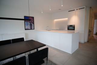 Prachtig modern nieuwbouwappartement (2021) te Hoogboom<br /><br />Ontdek dit lichtrijke en instapklare appartement op de eerste verdieping, gelegen in het groene en gegeerde Hoogboom (Kapellen). Gebouwd in 2021 en afgewerkt met oog voor comfort en stijl, biedt deze woning een bewoonbare oppervlakte van 118,7 m² en een uitzonderlijk gevoel van ruimte en licht.<br /><br />De zeer ruime leefruimte met grote raampartijen sluit naadloos aan op de moderne open keuken, ideaal voor wie houdt van gezelligheid en functionaliteit. Het appartement beschikt over twee slaapkamers (13 m² en 8 m²), perfect als hoofdslaapkamer en kinder-, logeer- of bureauruimte.<br /><br />De luxueuze badkamer is uitgerust met een dubbele lavabo, een regendouche én een ligbad — alles wat je nodig hebt om volledig tot rust te komen.<br /><br />Indeling en troeven:<br /><br />Zeer ruime en lichtrijke living dankzij grote raampartijen<br />Moderne open keuken, volledig geïntegreerd in de leefruimte<br />2 volwaardige slaapkamers (13 m² en 8 m²)<br />Luxe badkamer met dubbele lavabo, regendouche én ligbad<br />Praktische berging in het appartement + extra kelderberging<br />Ingebouwde maatkasten (incl. buffet- en tv-meubel)<br /><br />Buitenruimte:<br /><br />Groot en zonnig terras van maar liefst 26 m² aan de achterzijde<br />Rustgevend uitzicht op groen en natuur<br />Uitklapbare zonnewering voor extra comfort op warme dagen<br /><br />Extra comfort:<br /><br />Lift aanwezig in het gebouw<br />Ondergrondse autostaanplaats, vlak bij de uitrit<br />Fietsparkeerplaats in het tuinhuis<br /><br />Energiezuinig wonen:<br /><br />Uitstekende EPC-score: A (E19) – slechts 31 kWh/m² jaar<br /><br />Oppervlakte:<br /><br />Bewoonbare oppervlakte: 118,7 m²<br />Terras: 26,1 m²<br /><br />Dit appartement is ideaal voor wie comfortabel en energiezuinig wil wonen in een moderne omgeving, met alle voorzieningen binnen handbereik.